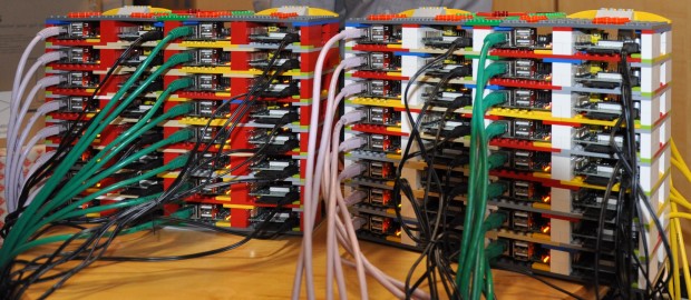 Der Superrechner aus 64 Raspberry Pi samt Verkabelung (Bild: Simon Cox)